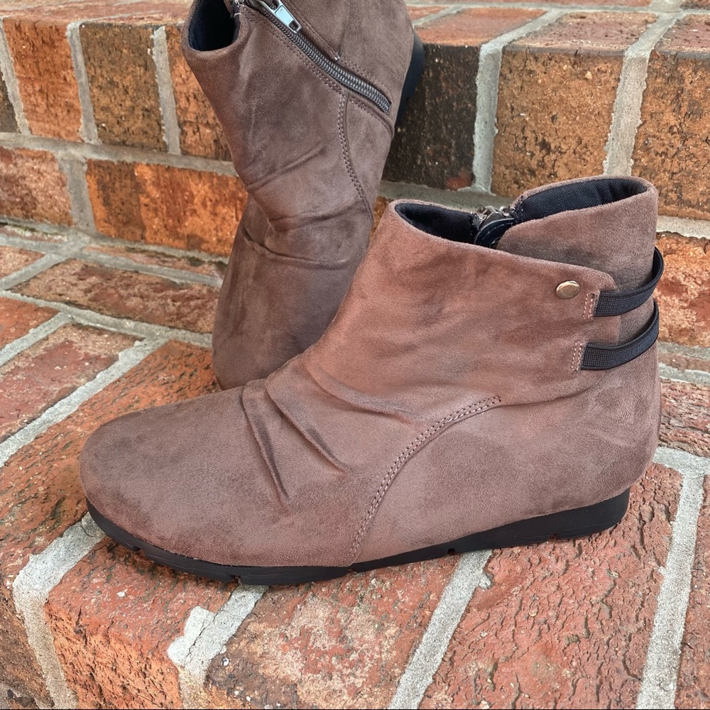 Japanese Brand Metal Rouge ankle boots. Sz M (about 6.5-7) brushed suede